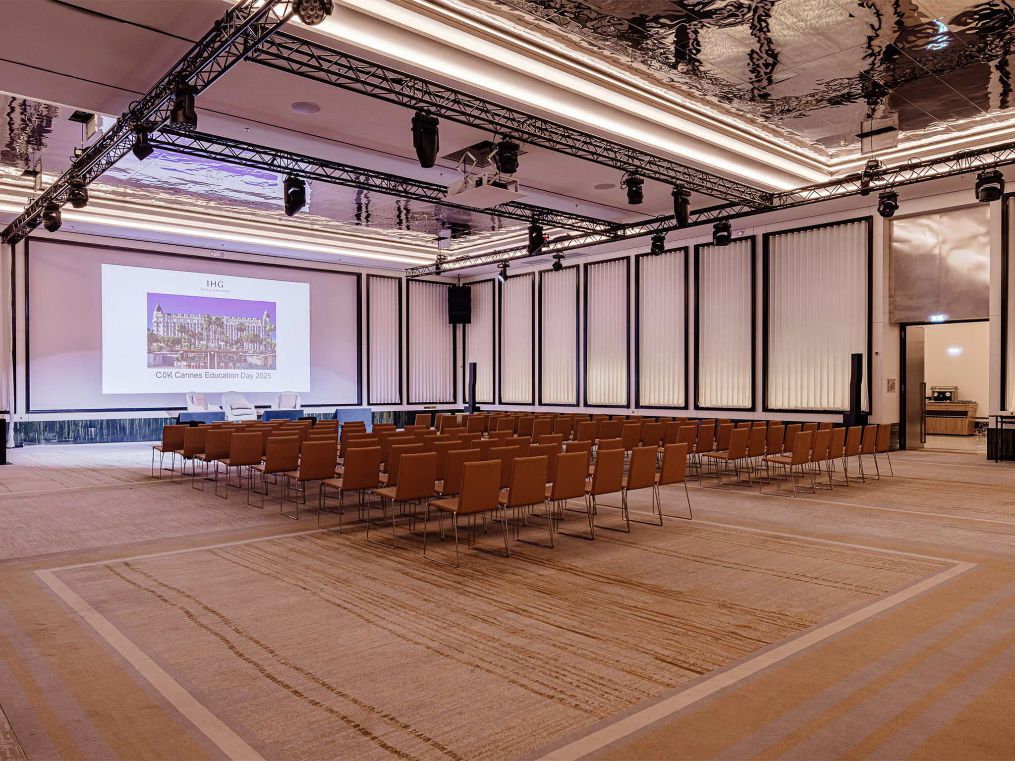 Aménagement audiovisuel complet par AUCOP pour l'ILTM Cannes Education Day au Salon Croisette de l'Hôtel Carlton.