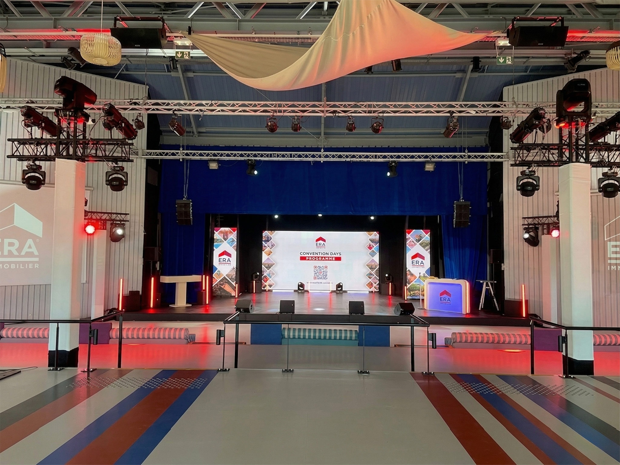 Réalisation de la scénographie par Aucop pour la Convention ERA Immobilier : éclairage dynamique, écrans LED et structure de scène au Club Med Palmyre.