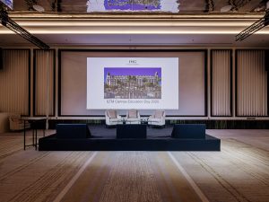 Scène sur mesure avec projection vidéo grand format et éclairage scénique pour une conférence au Carlton Cannes.