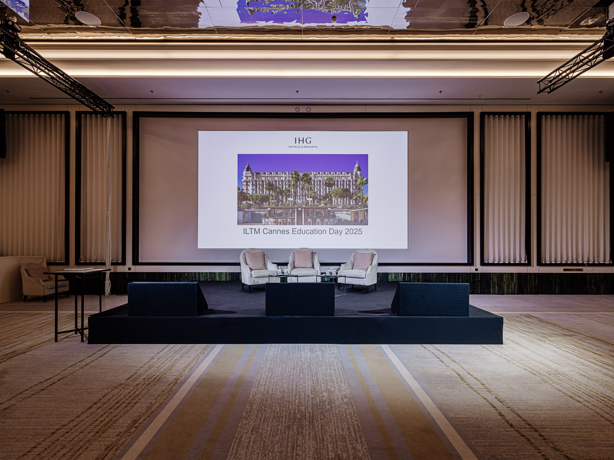 Scène sur mesure avec projection vidéo grand format et éclairage scénique pour une conférence au Carlton Cannes.