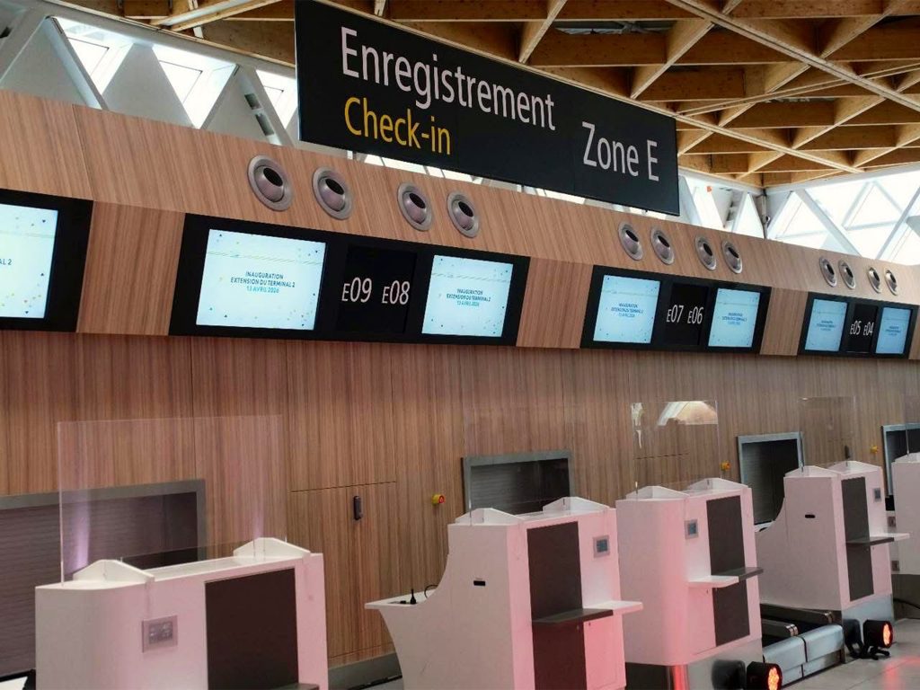 Zone d'enregistrement Zone E avec bornes automatiques et écrans d'information, mise en lumiere