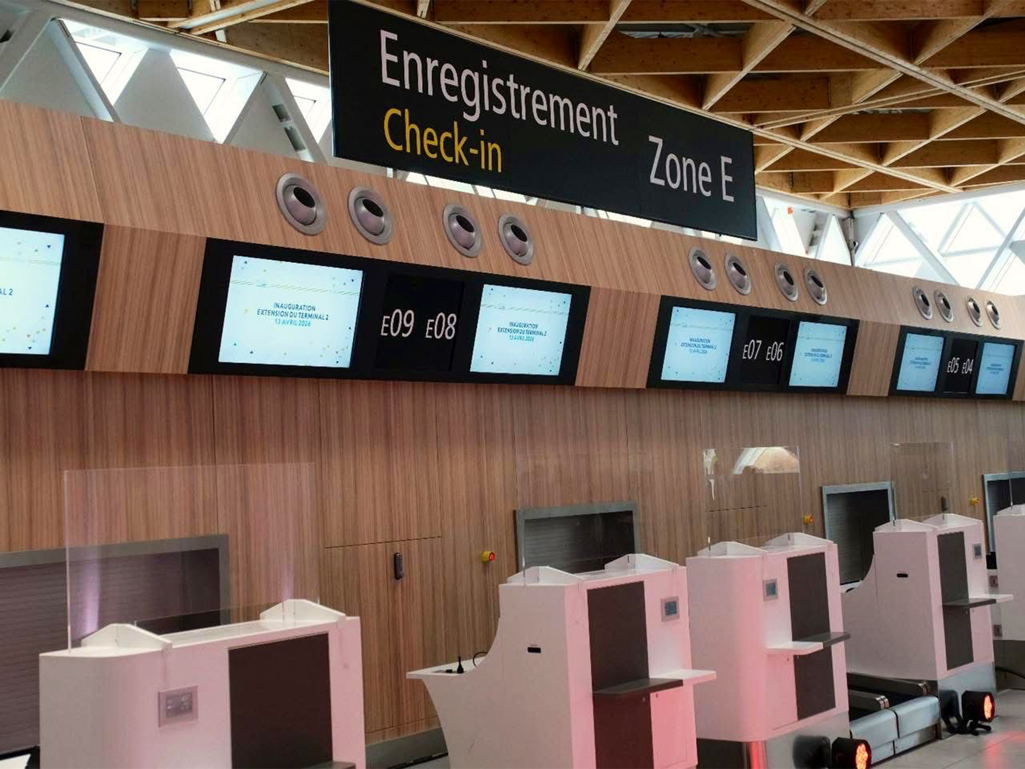 Zone d'enregistrement Zone E avec bornes automatiques et écrans d'information, mise en lumiere
