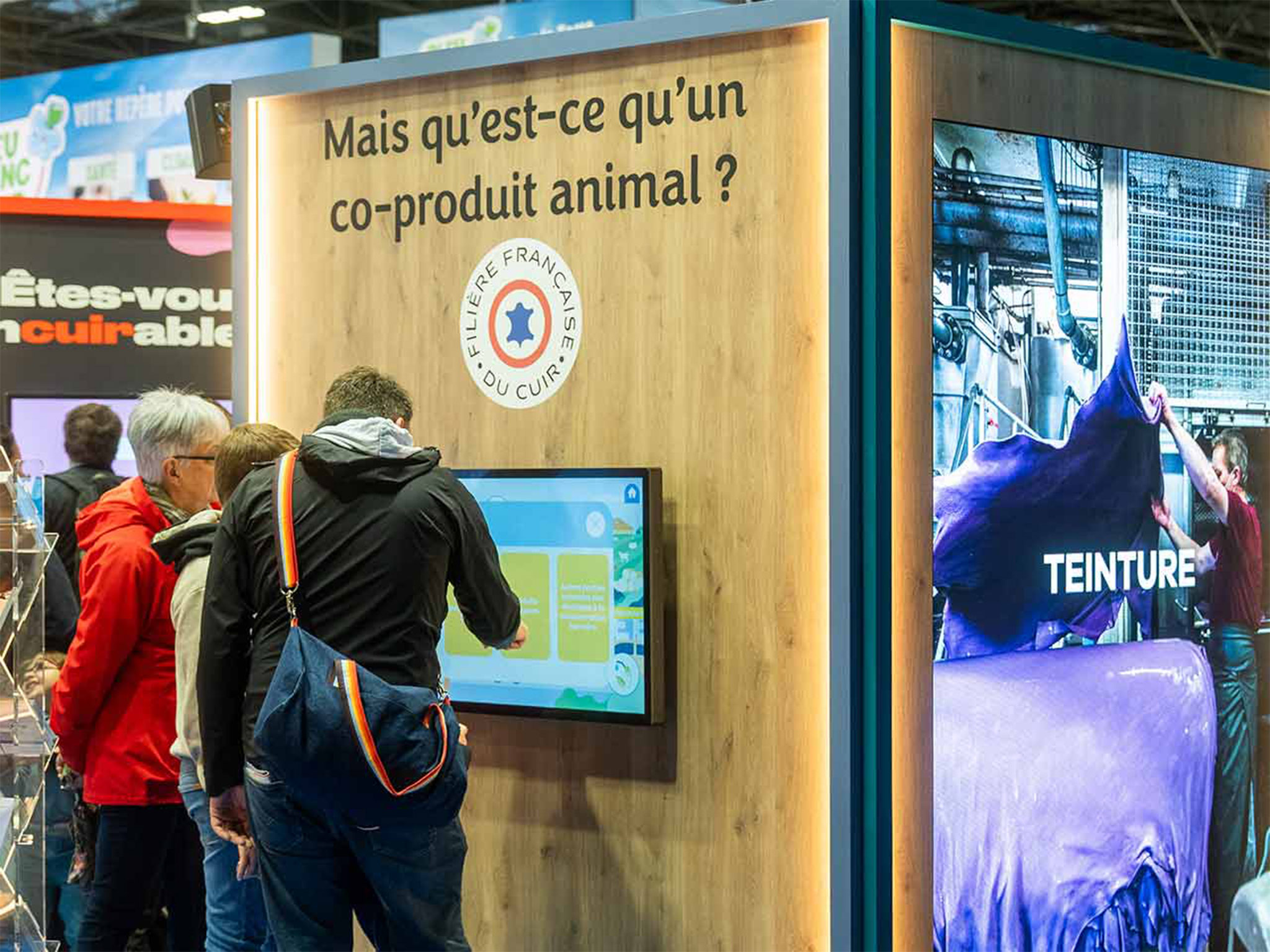 Borne tactile co-produit animal du stand Vachement Cuir SIA 2026 - dispositif interactif scénographie Aucop pour Alliance France Cuir