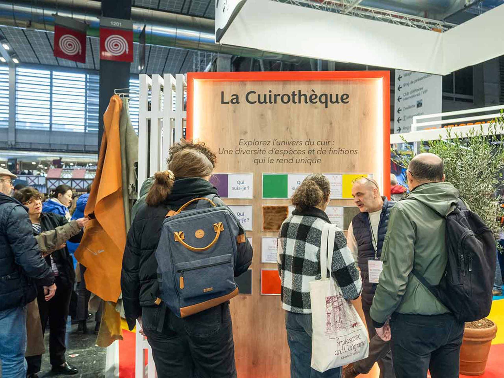 La Cuirothèque du stand Vachement Cuir au SIA 2026 - meuble sur mesure Aucop Paris pour explorer les cuirs français