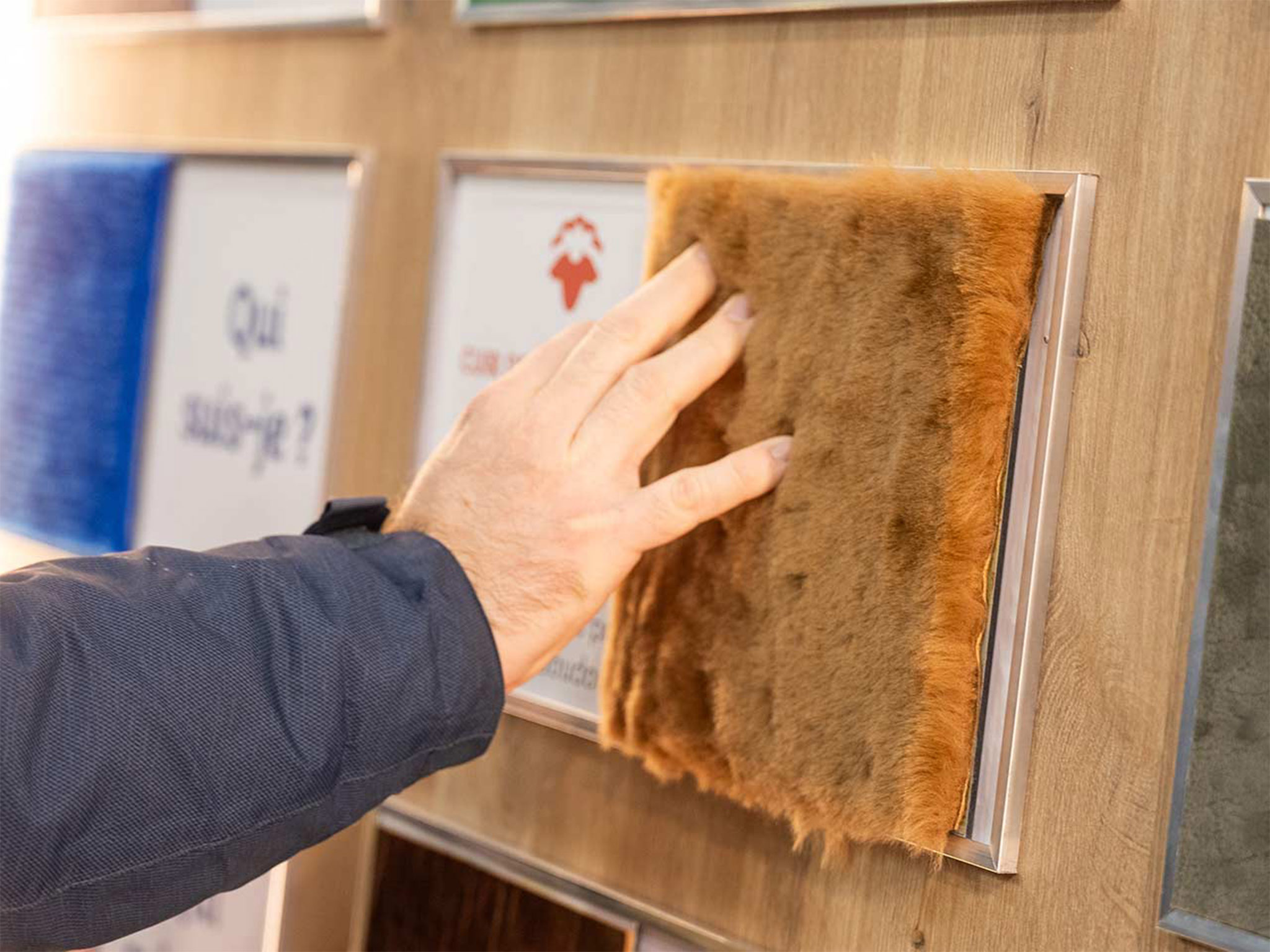 Expérience tactile cuir français au stand Vachement Cuir SIA 2026 - dispositif Cuirothèque fabriqué sur mesure par Aucop Paris