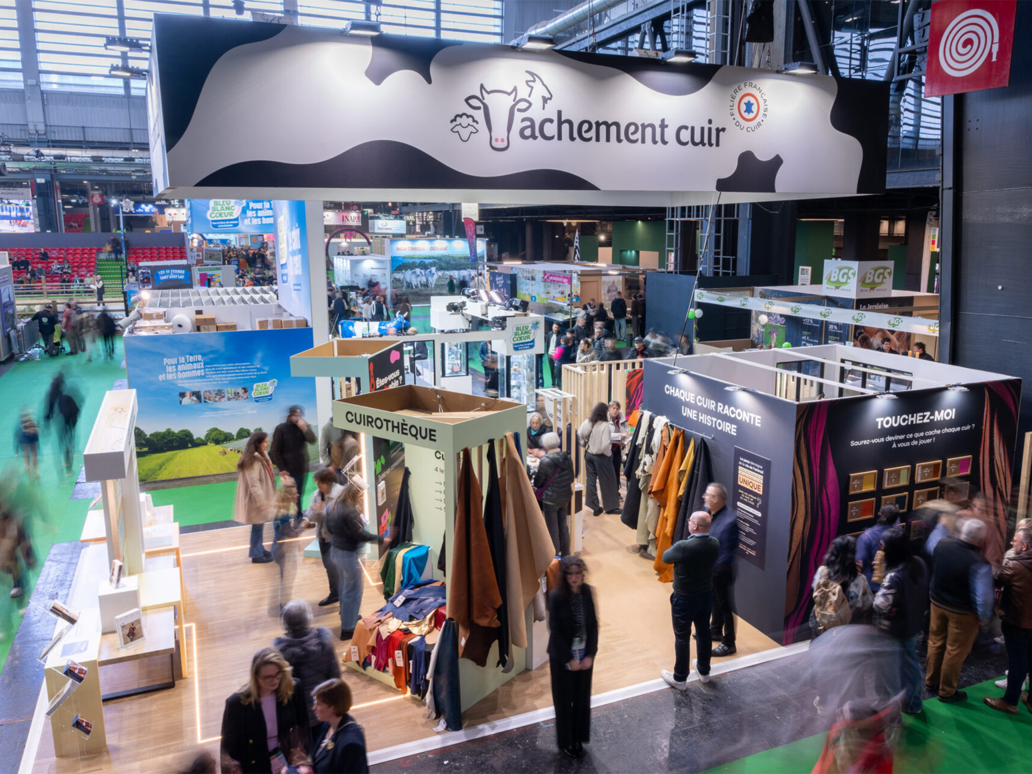 Vue générale du stand Vachement Cuir au SIA 2026 - 60m² conçus et fabriqués sur mesure par Aucop Paris pour Alliance France Cuir