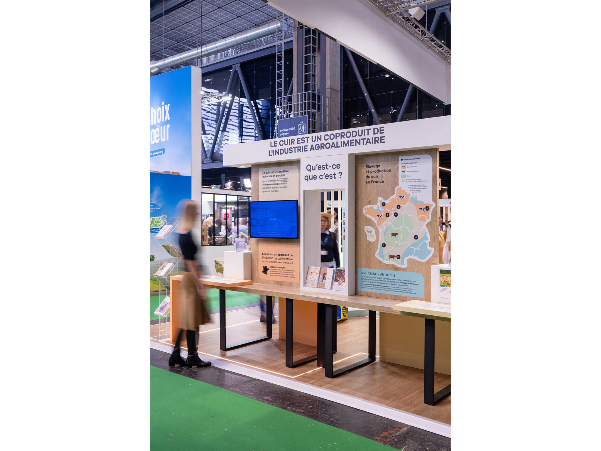 Borne interactive Êtes-vous incuirable du stand Vachement Cuir - SIA 2026, fabrication sur mesure Aucop Paris pour Alliance France Cuir