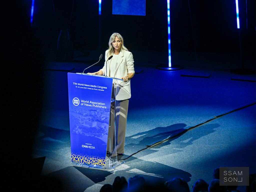 Intervenante au pupitre du World News Media Congress, totems lumineux et éclairage scénique installés par les équipes techniques AUCOP, Palais du Pharo.