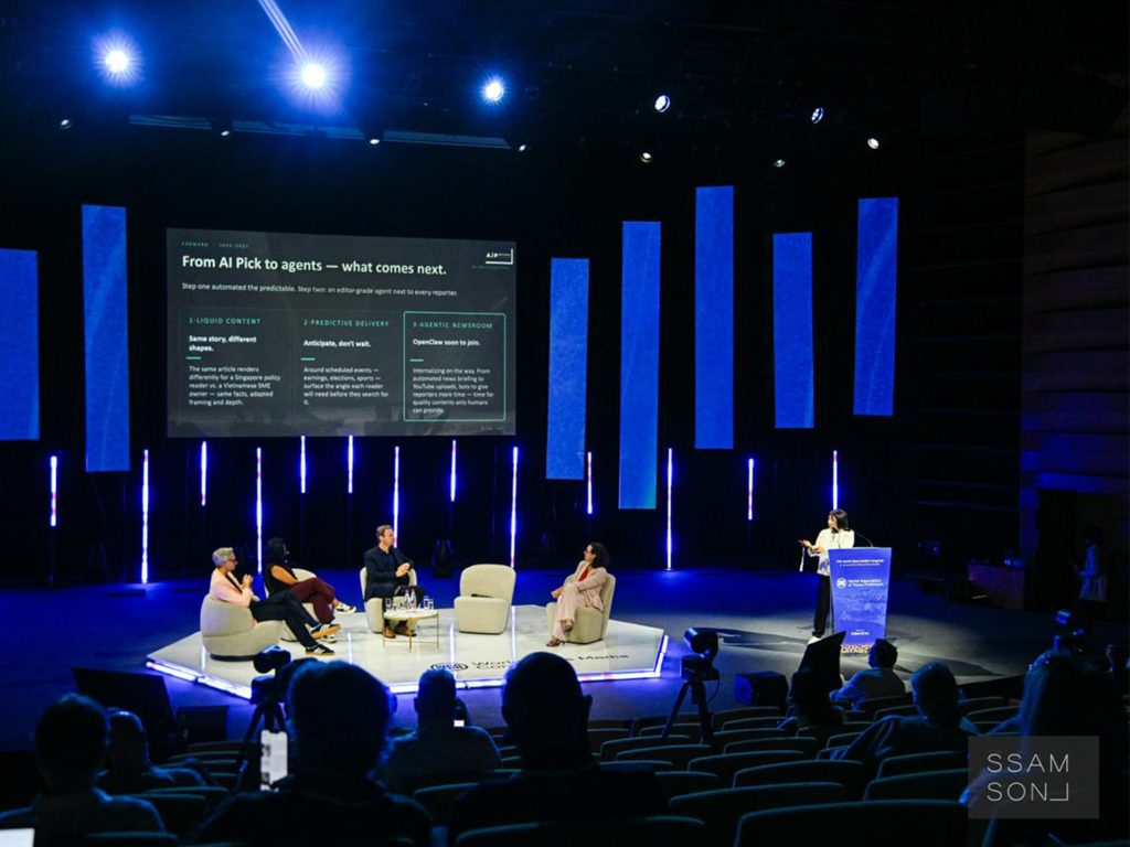 Conférence sur l'intelligence artificielle dans les médias d'information, captée et diffusée sur écran géant grâce au dispositif vidéo AUCOP.