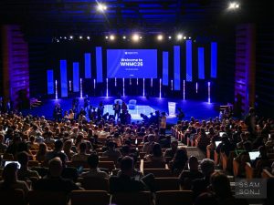 Auditorium du Palais du Pharo en configuration plénière, salle pleine face à l'écran géant, dispositif vidéo et lumière conçu et exploité par AUCOP.