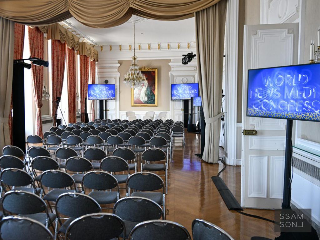 Salle Eugénie du Palais du Pharo aménagée pour le World News Media Congress, écrans Samsung de retransmission live installés par AUCOP dans un salon historique.