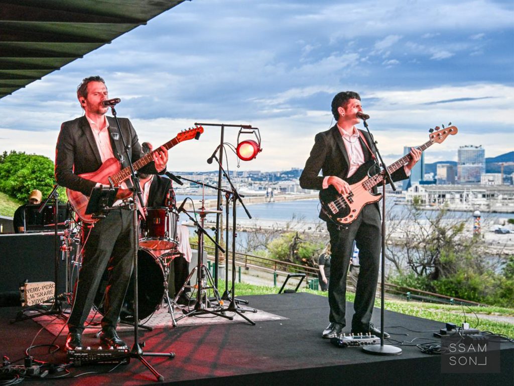 Concert live sur la terrasse du Palais du Pharo pendant la soirée de gala, sonorisation et éclairage scénique déployés par AUCOP, vue sur la baie de Marseille